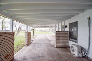 Central location and good schools. This Pretty 3 bedroom, 2 bath - photo 7