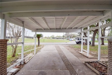 Central location and good schools. This Pretty 3 bedroom, 2 bath - photo 8