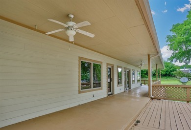 Exceptional Moss Lake retreat offering highly sought-after - photo 11