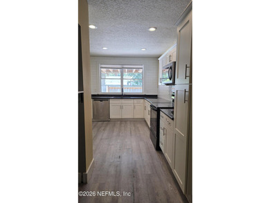 Adorable 3 bedroom Cottage Style Home with Detached Garage in - photo 17