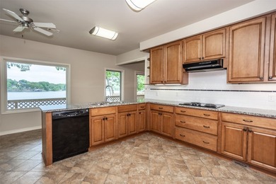 Exceptional Moss Lake retreat offering highly sought-after - photo 21