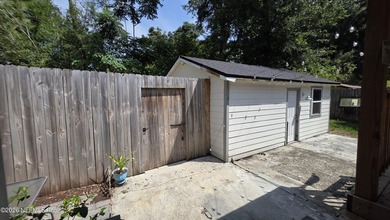 Adorable 3 bedroom Cottage Style Home with Detached Garage in - photo 36