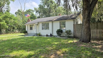 Adorable 3 bedroom Cottage Style Home with Detached Garage in - photo 41