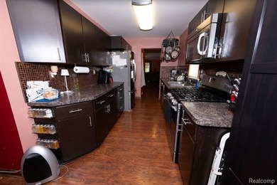 Welcome home to this beautifully maintained 3-bedroom - photo 32