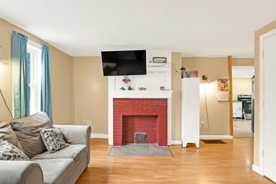 Low tax Alton says total renovation 2009/2010. This home offers - photo 6
