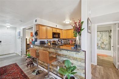 Centrally located condo, convenient access to shopping, dining