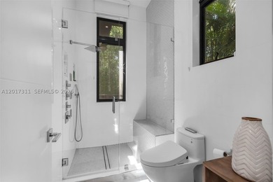 Sophisticated, modern 2019 built Coral Gables residence offering - photo 22