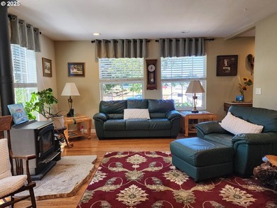 This beautiful 3-bedroom, 2.5-bath Cape Cod style home blends - photo 4