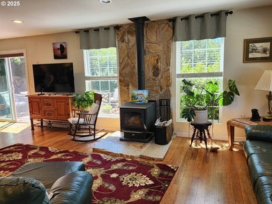 This beautiful 3-bedroom, 2.5-bath Cape Cod style home blends - photo 5