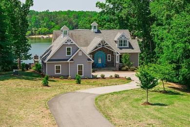 Beautiful custom-built lake retreat situated on a private 1.18 - photo 1