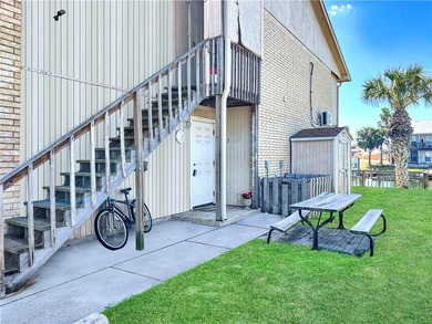 This waterfront gem offers a rare fantastic opportunity to - photo 3