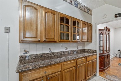 East Flatbush Opportunity! Welcome to this solid 3-bedroom, 2 - photo 10