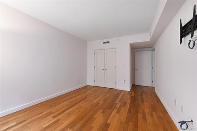 Bright and spacious 1-bedroom condo with private outdoor space - photo 7