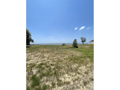 Beautiful waterfront lot on Cedar Creek Lake, located less than - photo 2