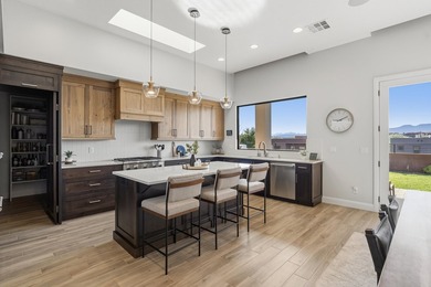 Single level with red rock & mountain views. Nestled in Sand - photo 2