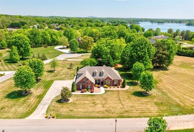Gorgeous 3BR 2.5BA brick home on a corner lot in The Pointe - photo 3