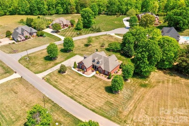 Gorgeous 3BR 2.5BA brick home on a corner lot in The Pointe - photo 4
