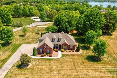 Gorgeous 3BR 2.5BA brick home on a corner lot in The Pointe - photo 7
