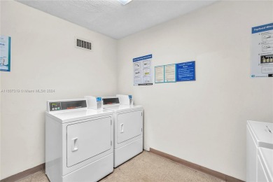 Gorgeous 2bed 2 bath corner unit in Aventura. Lots of space and