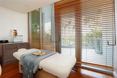 Elegant 9th-floor residence at the exclusive Grovenor House in