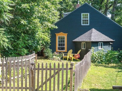 Humming with happiness, this year-round cottage-style home - photo 1