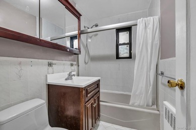 Highly Desirable Sunny Spacious 2 Bedroom, 1 Bathroom includes - photo 12