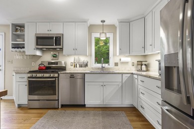 Welcome to this well-maintained, bright, and inviting home - photo 7