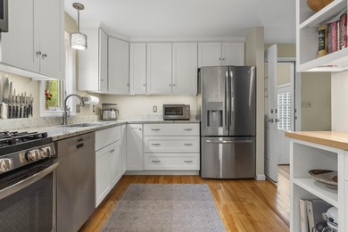Welcome to this well-maintained, bright, and inviting home - photo 9