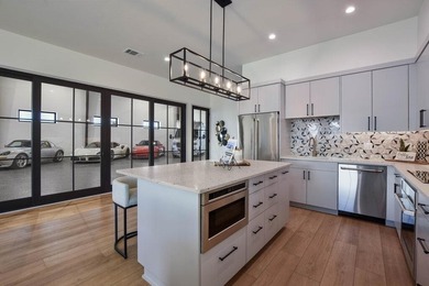 This exceptional luxury garage/residence offers architectural - photo 17