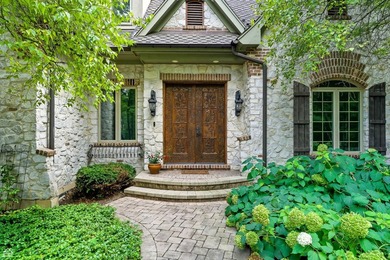 Welcome to an EXTRAORDINARY CUSTOM-BUILT ESTATE tucked away on - photo 4