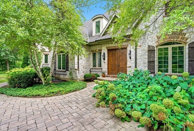 Welcome to an EXTRAORDINARY CUSTOM-BUILT ESTATE tucked away on - photo 6