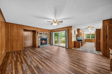 Excellent location in a well kept neighborhood. This 4/2 brick - photo 11