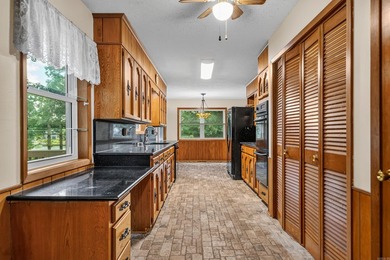Excellent location in a well kept neighborhood. This 4/2 brick - photo 13