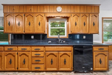Excellent location in a well kept neighborhood. This 4/2 brick - photo 15