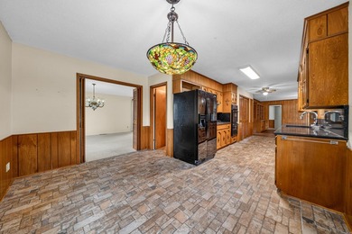 Excellent location in a well kept neighborhood. This 4/2 brick - photo 18