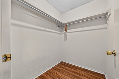 Excellent location in a well kept neighborhood. This 4/2 brick - photo 31