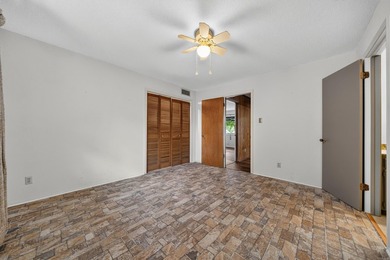 Excellent location in a well kept neighborhood. This 4/2 brick - photo 33