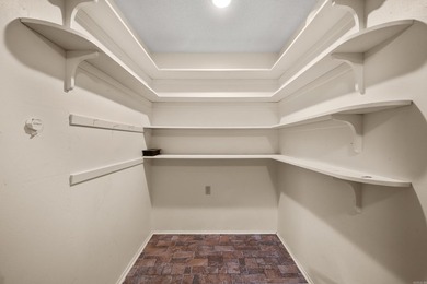 Excellent location in a well kept neighborhood. This 4/2 brick - photo 42