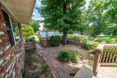 Excellent location in a well kept neighborhood. This 4/2 brick - photo 44