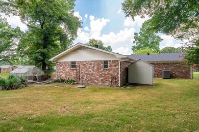 Excellent location in a well kept neighborhood. This 4/2 brick - photo 47