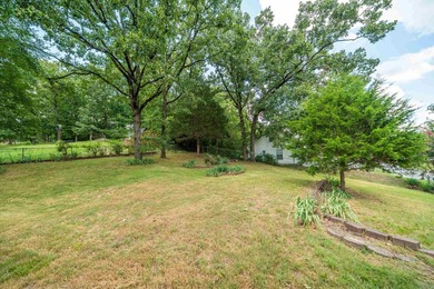 Excellent location in a well kept neighborhood. This 4/2 brick - photo 48