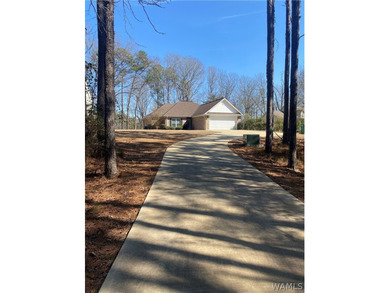 Peaceful Lake Tuscaloosa retreat on over an acre! This 3BR/2.5BA - photo 2
