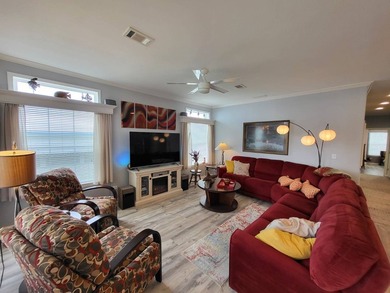AMAZING 1800 SF BEAUTY INCLUDES A SPACIOUS, ALL SEASONS ROOM - photo 12