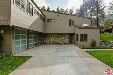 Set on more than half an acre behind the safe, secure, and - photo 2