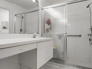 Motivated seller....Beautiful bright 2/2 villa in the very - photo 12