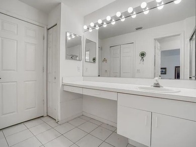 Motivated seller....Beautiful bright 2/2 villa in the very - photo 14