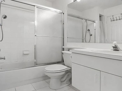 Motivated seller....Beautiful bright 2/2 villa in the very - photo 15
