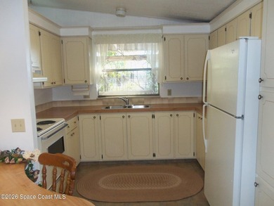 Here is a 24' x 38' Fleetwood home freshly painted light and - photo 1