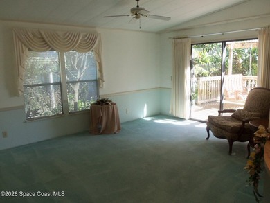 Here is a 24' x 38' Fleetwood home freshly painted light and - photo 4