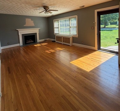 Opportunity awaits in the heart of Clarksville! This 4-bedroom - photo 4
